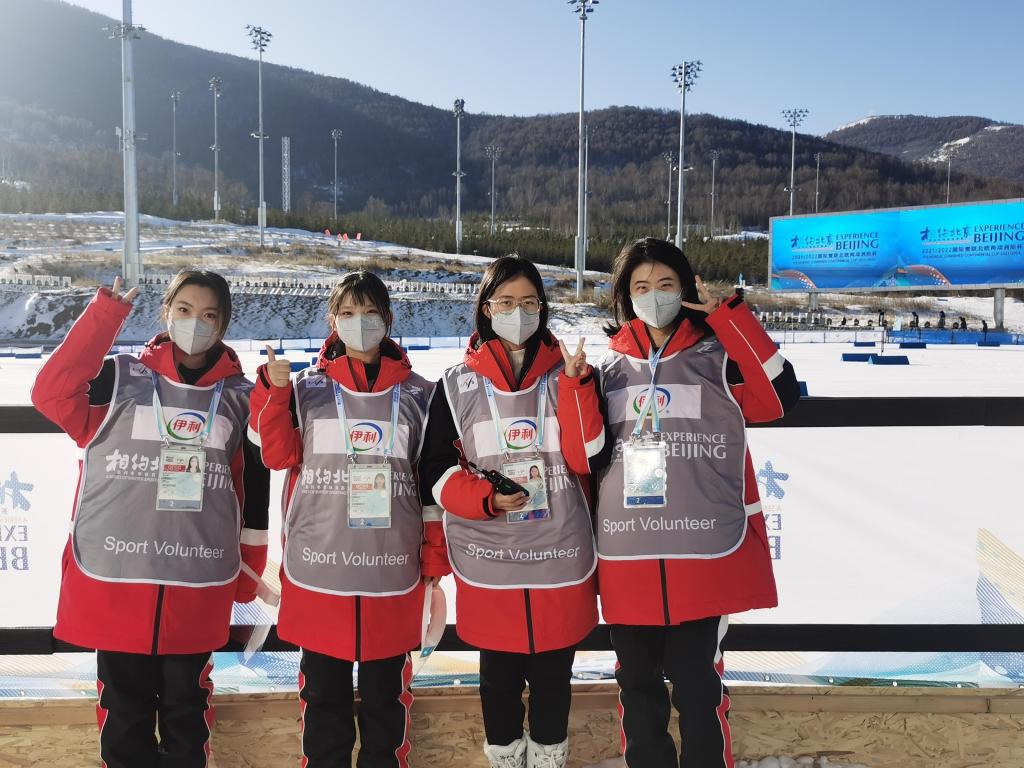 左边第二个为best365冬奥志愿者张婧萱.jpg