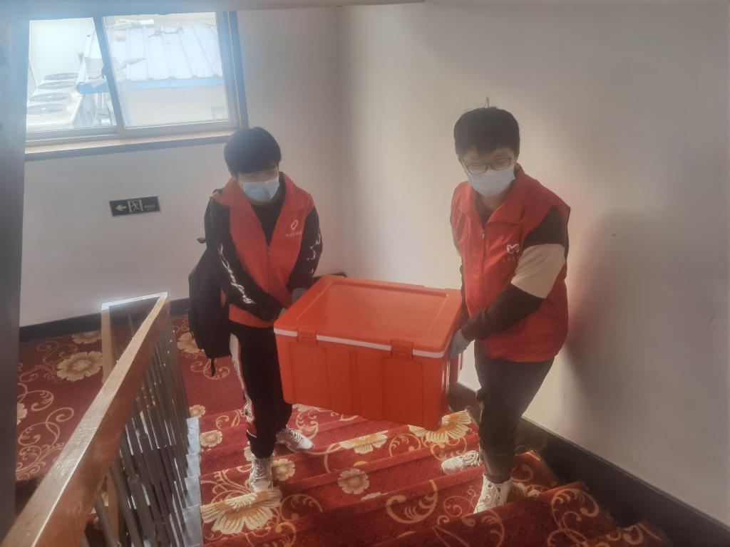 志愿者为隔离的冬奥志愿者送餐.jpg