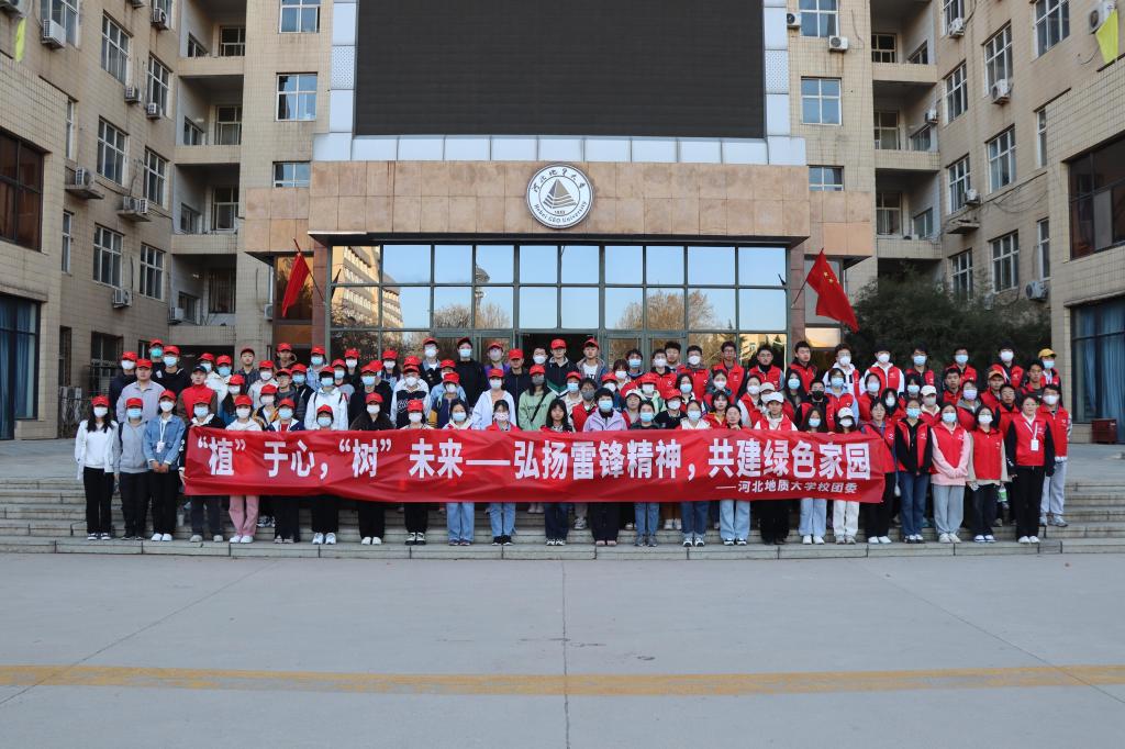 志愿者主楼广场集合,整装待发.jpg 志愿者主楼广场集合,整装待发.jpg