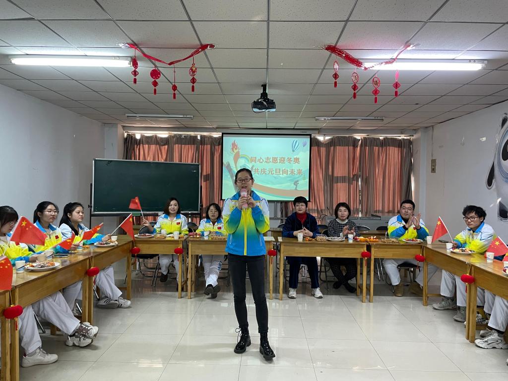 教师志愿者张睿琦演唱《a little love》.jpg